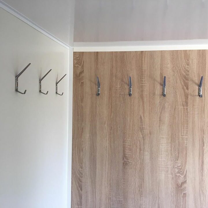 Kleiderhaken in einem 8 Personen Mannschaftswagen von Vezeko