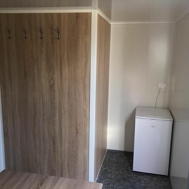 Innenausstattung mit Kühlschrank eines Mannschaftswagens von Vezeko