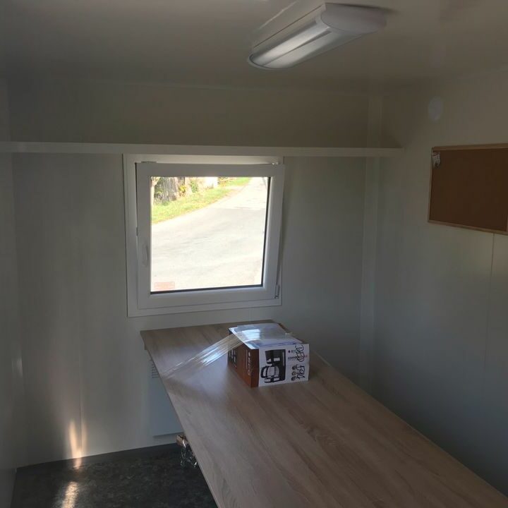 Innenraum mit Tisch eines Mannschaftswagens von Vezeko