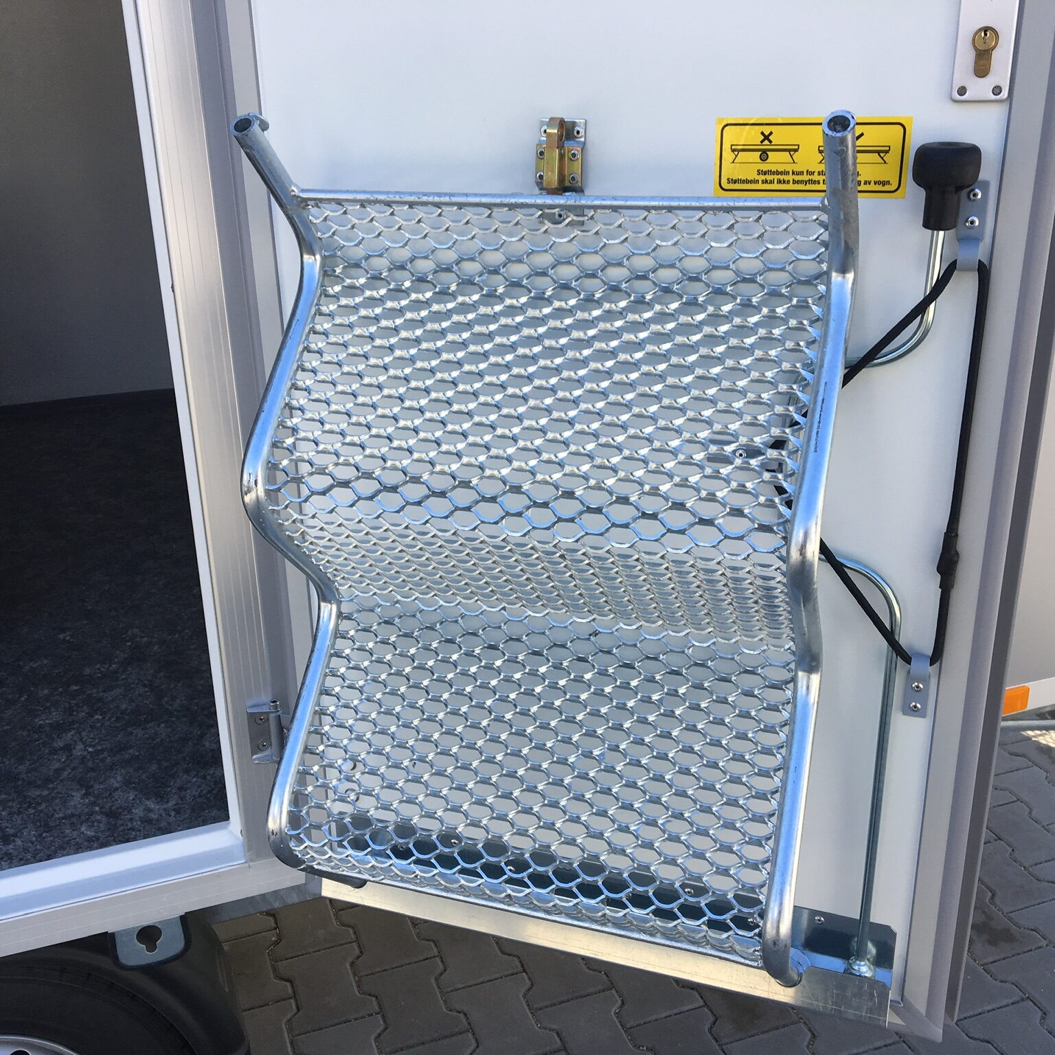 ausklappbare Metalltreppe eines Mannschaftswagens