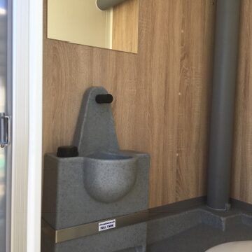 Waschbecken eines Mannschaftswagens